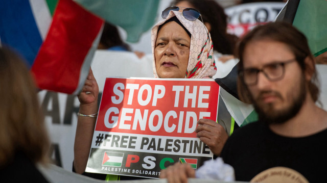 Des personnes tenant des pancartes alors qu'elles participent à une manifestation interreligieuse en solidarité avec le peuple palestinien devant la Haute Cour au Cap, le 11 janvier 2024.