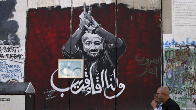 La barrière de séparation israélienne peinte d'un portrait de Marwan Barghouti, Palestinien détenu dans une prison israélienne, le 6 novembre 2023 à Bethléem, en Palestine occupée.