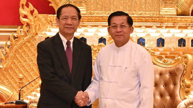 Le chef militaire du Myanmar, Min Aung Hlaing (à droite), serrant la main d'Alounkeo Kittikhoun (à gauche), envoyé spécial de la présidence de l'ANASE au Myanmar, lors d'une réunion à Naypyidaw Le 10 janvier 2024.