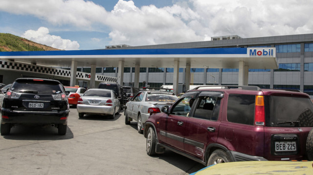 Cette photo prise le 20 février 2023 montre des automobilistes faisant la queue à une station-service de Port Moresby. 