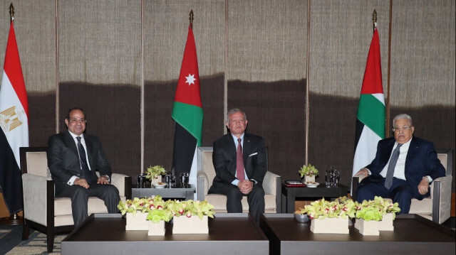 Le président palestinien Mahmoud Abbas, le roi Abdullah II de Jordanie et le président égyptien Abdel Fattah al-Sissi se rencontrant à Aqaba, le 10 janvier 2024.