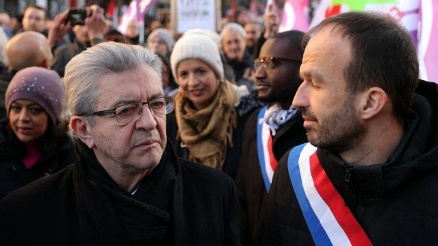 Le fondateur du parti de gauche français La France Insoumise (LFI), Jean-Luc Mélenchon (à gauche), et le coordinateur du parti et député, Manuel Bompard (à droite), participant à un rassemblement appelant à un cessez-le-feu permanent dans la guerre entre Israël et le Hamas à Gaza, à Paris, le 17 décembre 2023.