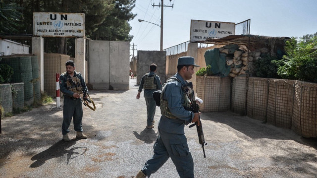 Le personnel de sécurité garde devant le complexe du bureau de la Mission d'assistance des Nations Unies en Afghanistan (UNAMA) dans le district de Guzara de la province de Herat.