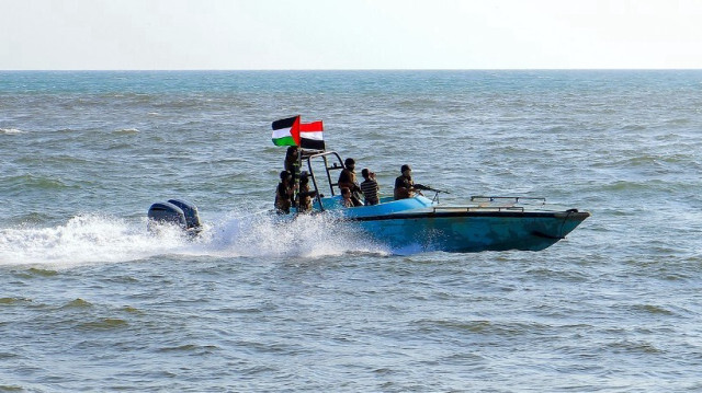 Des membres de la Garde côtière yéménite affiliés au groupe des Houthis patrouillent en mer, le 4 janvier 2024. 