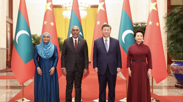 Le président des Maldives Mohamed Muizzu, son épouse Sajidha Mohamed, le président chinois Xi Jinping et sa femme Peng Liyuan à Pékin le 10 janvier 2024.
