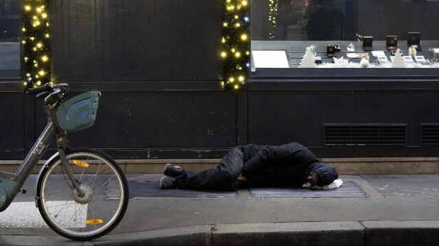 Un sans-abri allongé sur un conduit de chauffage dans le centre de Paris, le 8 janvier 2024.