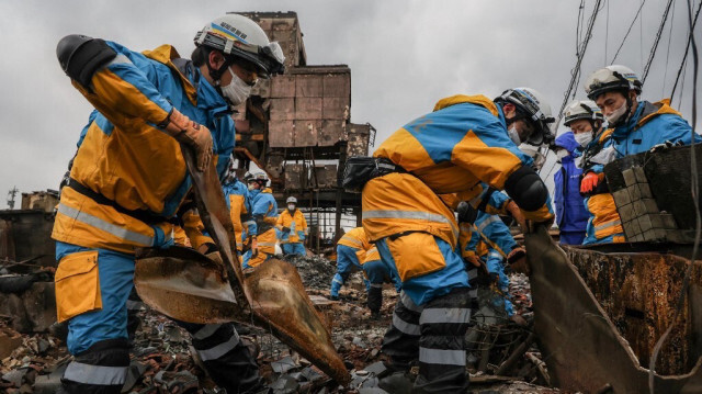 Des policiers à la recherche d'une personne disparue à Wajima, dans la préfecture d'Ishikawa le 10 janvier 2024, après qu'un tremblement de terre majeur de magnitude 7,5 a frappé la région de Noto dans la préfecture d'Ishikawa le jour de l'An.