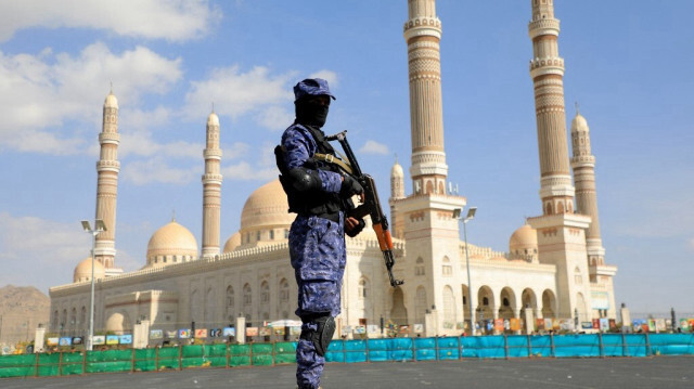 Un membre de la sécurité houthi monte la garde devant la Grande Mosquée Al-Saleh de Sanaa, le 5 janvier 2024.