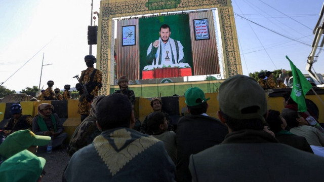 Les Yéménites assistent à un discours du leader des Houthis, Abdul Malik Al-Houthi, dans la capitale yéménite, Sanaa, le 8 octobre 2022.