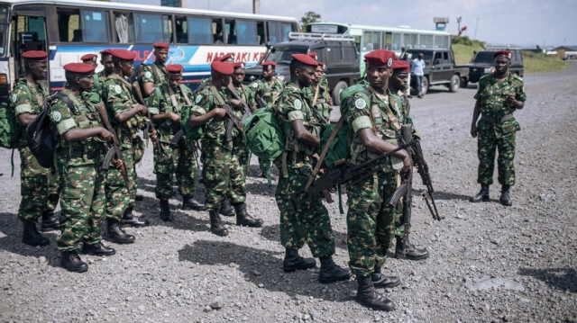 Des militaires burundais arrivent à l'aéroport de Goma dans l'est de la République démocratique du Congo, le 5 mars 2023.  