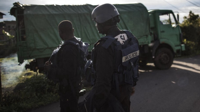 Des policiers camerounais et des responsables électoraux avec le matériel de vote en prévision du déploiement à Buea, le 7 octobre 2018. 