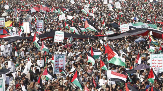 Des milliers de personnes se rassemblés après la prière du vendredi pour protester contre les frappes aériennes américaines et britanniques au Yémen et organiser une manifestation de soutien à la Palestine à Sanaa, au Yémen, le 12 janvier 2024.