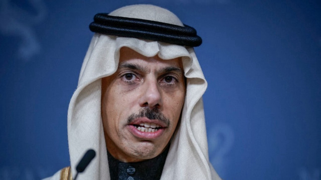 Le ministre des Affaires étrangères d'Arabie saoudite, le Prince Faisal bin Farhan al Saud, s'exprime lors d'une conférence de presse, le 15 décembre 2023 à Oslo, en Norvège. 