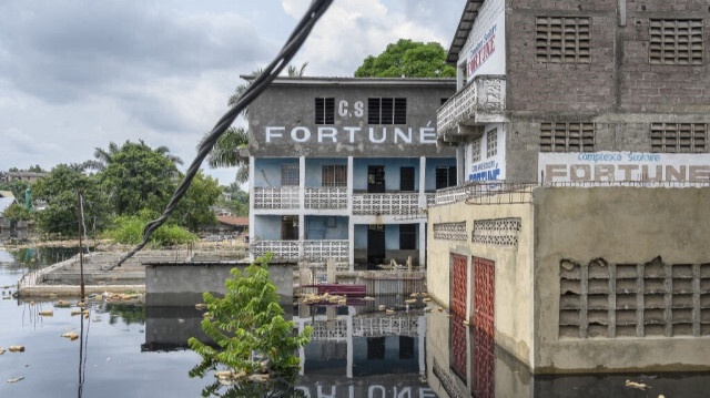 Une vue générale des eaux de crue à l'école Fortune School Complex, une école qui a suspendu ses activités en raison des inondations, dans le quartier Pompage à Kinshasa, le 9 janvier 2024 à la suite de fortes pluies et de la crue du fleuve Congo. 