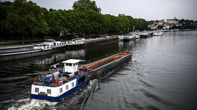 Une péniche navigue le long de la Seine à Conflans-Sainte-Honorine, à l'ouest de Paris, le 12 juin 2023.
