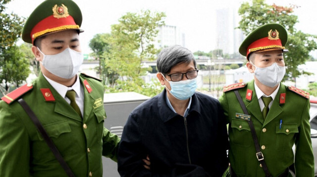 L'ancien ministre de la Santé du Vietnam, Nguyen Thanh Long, est conduit au tribunal par la police pour son procès anti-corruption sur des pots-de-vin de production de kits de test Covid, à Hanoi, le 3 janvier 2024.