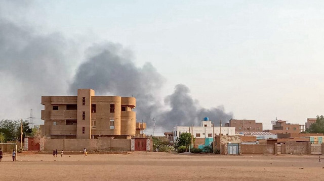 De la fumée s'élève au loin autour du quartier de Khartoum Bahri, au milieu des combats en cours le 14 juillet 2023.