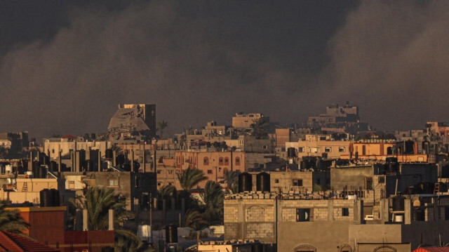 Une photo prise depuis Rafah montre de la fumée s'élevant au-dessus de Khan Younès, dans le sud de la Bande de Gaza, pendant un bombardement israélien, le 11 janvier 2024. 
