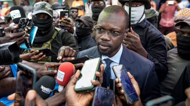 Ousmane Sonko (C), président du parti d'opposition Patriotes sénégalais pour le travail, l'éthique et la fraternité (PASTEF), faisant une déclaration à la presse à l'école fondamentale HLM de Ziguinchor, le 3 juillet 2022.