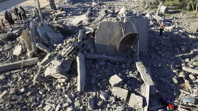 Des personnes inspectent les dégâts causés par les bombardements israéliens à Rafah, dans le sud de la bande de Gaza, le 13 janvier 2024.