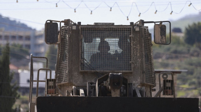 Un bulldozer des forces israéliennes roule sur une route lors d'un raid sur le camp d'al-Faraa pour les réfugiés palestiniens près de la ville de Tubas en Palestine occupée le 13 janvier 2024.