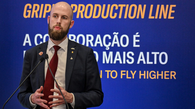 Carl-Oskar Bohlin, ministre suédois de la Défense civile, prononçant un discours lors de l'inauguration de la ligne de production de l'avion de combat Gripen F-39 de Saab à l'usine Embraer de Gaviao Peixoto, à quelque 310 km de Sao Paulo, au Brésil, le 9 mai 2023.