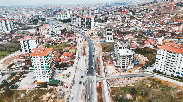 Malatya Büyükşehir Belediyesi trafiğin rahatlaması için İsmet Paşa Caddesi ikinci etap çalışmalarına devam ediyor. Büyükşehir Belediye Başkanı Selahattin Gürkan, göreve geldiklerinde yüzde 85 olan yol ve trafik sorununu adım adım giderdiklerini belirtti.