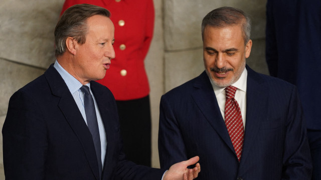 Le secrétaire d'État britannique aux Affaires étrangères, au Commonwealth et au Développement, M. David Cameron (à gauche), et le ministre turc des Affaires étrangères, M. Hakan Fidan, participant à une séance de photos de groupe lors de la réunion des ministres des Affaires étrangères de l'OTAN au siège de l'OTAN, à Bruxelles, le 28 novembre 2023.