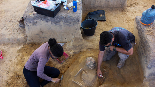 Des archéologues effectuant des fouilles sur un site archéologique découvert dans la zone de construction d'un complexe d'appartements populaires dans la ville de Sao Luis, dans l'État de Maranhao, au Brésil, le 9 janvier 2024. 
