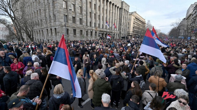 Plusieurs milliers de personnes brandissent des drapeaux serbes lors d'un rassemblement de "ProGlas", un mouvement serbe en faveur de la démocratie, pour protester contre des fraudes électorales présumées, à Belgrade, le 30 décembre 2023.