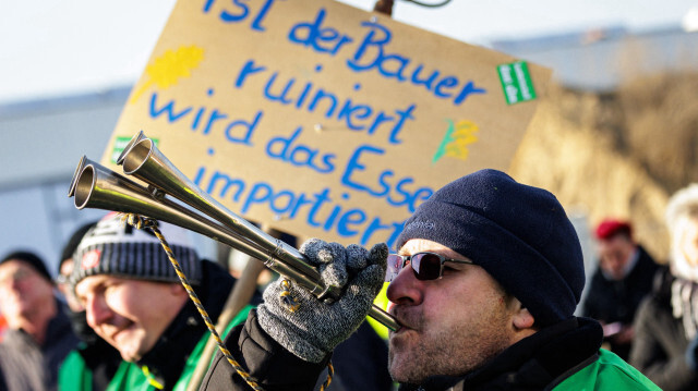 Un agriculteur lors de la manifestation contre les projets du gouvernement visant à supprimer les subventions fiscales sur le diesel pour les véhicules agricoles, à Cottbus, dans l'est de l'Allemagne, le 11 janvier 2024.