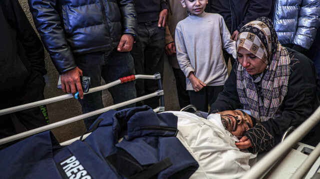 Les proches du journaliste Akram al-Shafei, qui a succombé à ses blessures dans la ville de Gaza en novembre, pleurant son corps à l'hôpital européen de Khan Yunis, dans le sud de la bande de Gaza, le 6 janvier 2024.