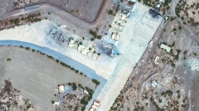 Yayınlanan uydu görüntüleri ABD ve İngiltere’nin ortak düzenlediği saldırı sonrası Yemen’deki Sana Havalimanı’nda oluşan hasarı gözler önüne serdi.