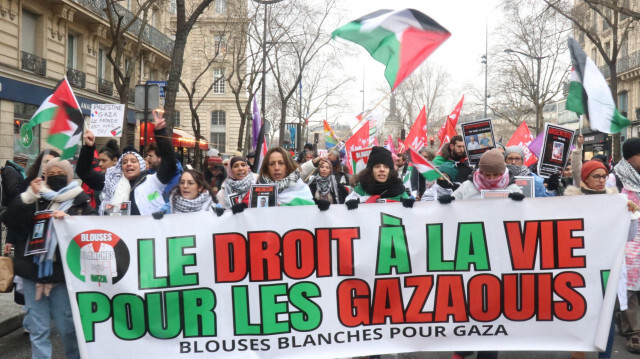 Des personnes portant des banderoles et des drapeaux palestiniens se rassemblant pour organiser une manifestation de solidarité avec les Palestiniens et protester contre les attaques israéliennes sur Gaza à Paris, France, le 13 janvier 2024.