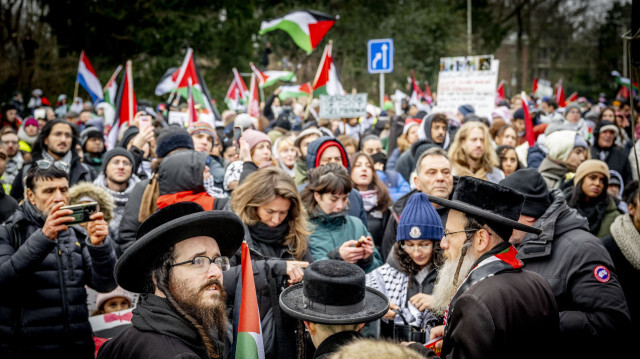 Des personnes participant à une manifestation lors d'une audience à la Cour internationale de justice (CIJ) sur une plainte pour génocide déposée par l'Afrique du Sud contre Israël, à La Haye, le 11 janvier 2024.