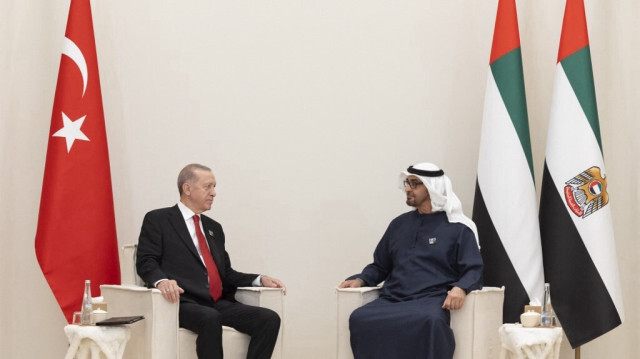 Le président des Émirats arabes unis, Sheikh Mohamed bin Zayed Al Nahyan et le président turc Recep Tayyip Erdogan en marge du sommet COP28 à l'Expo City de Dubaï, le 1er décembre 2023.