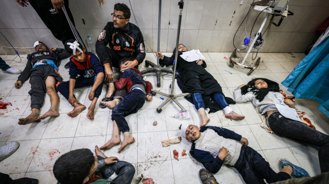 Des membres de la famille al-Qedra, blessés lors d'un bombardement israélien, soignés à l'hôpital Nasser de Khan Yunis, dans le sud de la bande de Gaza, le 16 décembre 2023. 