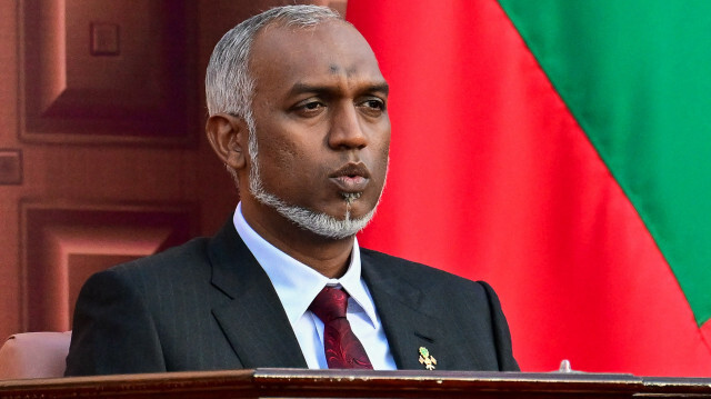 Le président des Maldives, Mohamed Muizzu, regardant la scène après avoir prêté serment lors de la cérémonie d'investiture à Malé, le 17 novembre 2023. 