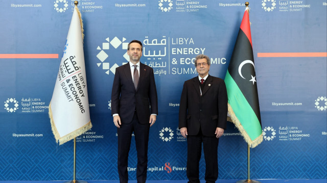 Le ministre turc de l'Énergie et des Ressources naturelles, Alparslan Bayraktar (à gauche), rencontrant le ministre libyen du Pétrole et du Gaz, Mohammed Aoun (à droite), dans le cadre du Sommet économique et énergétique de la Libye, à Tripoli (Libye), le 13 janvier 2024.