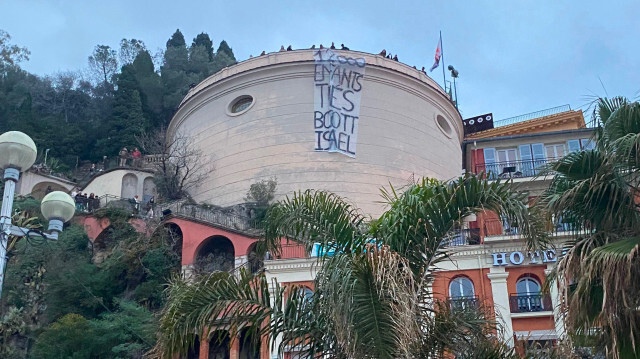 La banderole déployée sur la Tour Bellanda à Nice. 