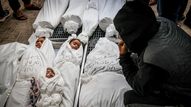 Des Palestiniens en deuil réagissant devant les corps des membres de la famille al-Orjani, tués lors d'un bombardement israélien, le 11 janvier 2024 à l'hôpital al Najar de Rafah, dans le sud de la bande de Gaza.