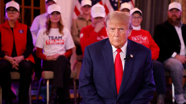 Le juge qui avait porté une casquette Trump suspendu