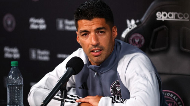 Luis Suarez #9 de l'Inter Miami CF s'adresse aux médias lors d'une conférence de presse, le 13 janvier 2024 à Fort Lauderdale, Floride.