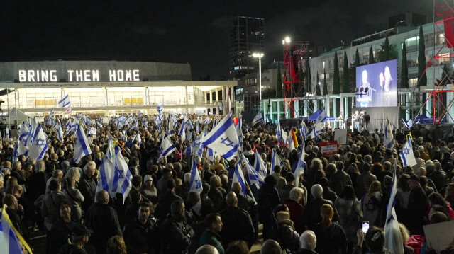 Des milliers de personnes manifestent contre le gouvernement israélien avant de se joindre à un autre rassemblement à Tel-Aviv, en soutien aux otages détenus à Gaza, le 13 janvier 2024.