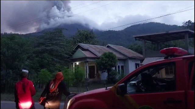 L'état d'alerte le plus élevé a été décrété pour le volcan Lewotobi Laki-Laki, situé sur l'île de Florès, dans l'est de l'Indonésie, après une nouvelle éruption mercredi, ont indiqué les autorités. Le niveau d'alerte a également été relevé mardi au niveau 3 concernant le mont Marapi situé sur la grande île de Sumatra dans l'ouest de l'Indonésie où le mois dernier, 23 randonneurs avaient été tués à la suite d'une éruption de ce volcan. 