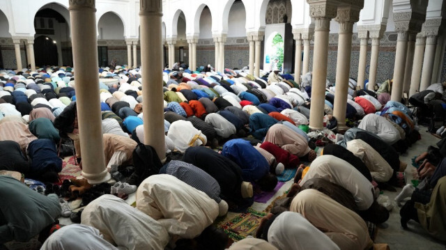 Des fidèles musulmans assistent à la prière matinale de l'Aïd al-Adha à la Grande Mosquée de Paris, le 28 juin 2023.