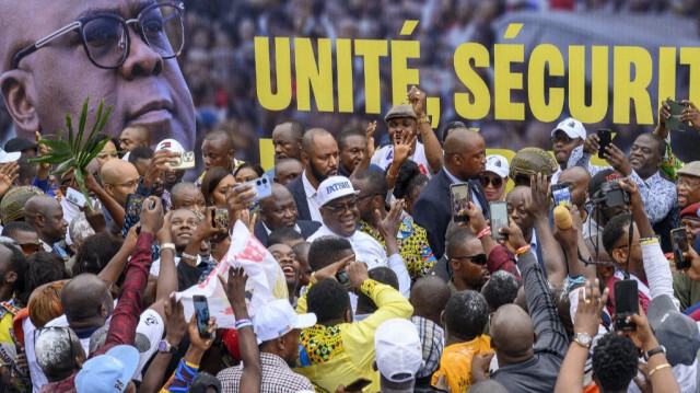 Le président Felix Tshisekedi (C) salue ses partisans après l'annonce des résultats de l'élection au QG Fatshi 20, le quartier général de sa campagne électorale, à Gombe, Kinshasa, le 31 décembre 2023. 