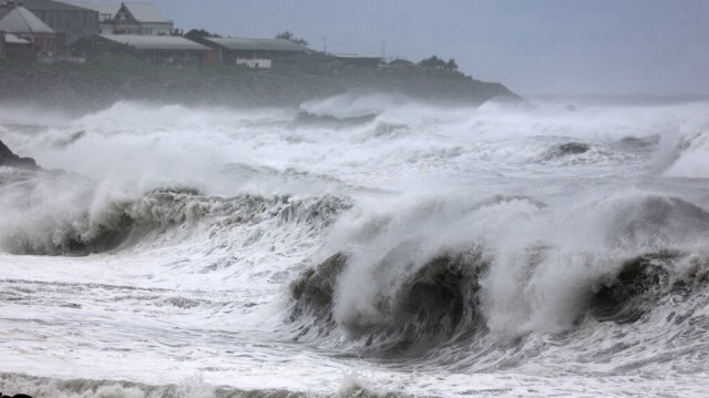 Des vagues s'écrasant sur le front de mer avant le passage du cyclone Belal, à Saint-Denis, sur l'île de La Réunion, le 14 janvier 2024.