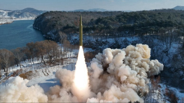 Kuzey Kore hipersonik savaş başlığı taşıyan orta menzilli füzesini test etti