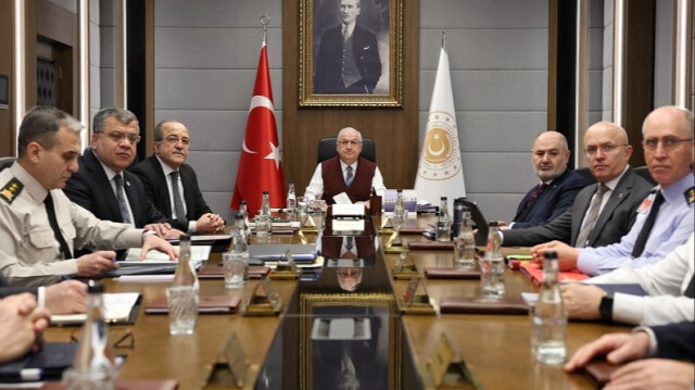 Le ministre turc de la Défense, Yasar Guler (C) s'est exprimé au cours d'une réunion tenue par vidéoconférence avec la participation des responsables de l'armée turque à Ankara en Turkiye, le 15 janvier 2024.